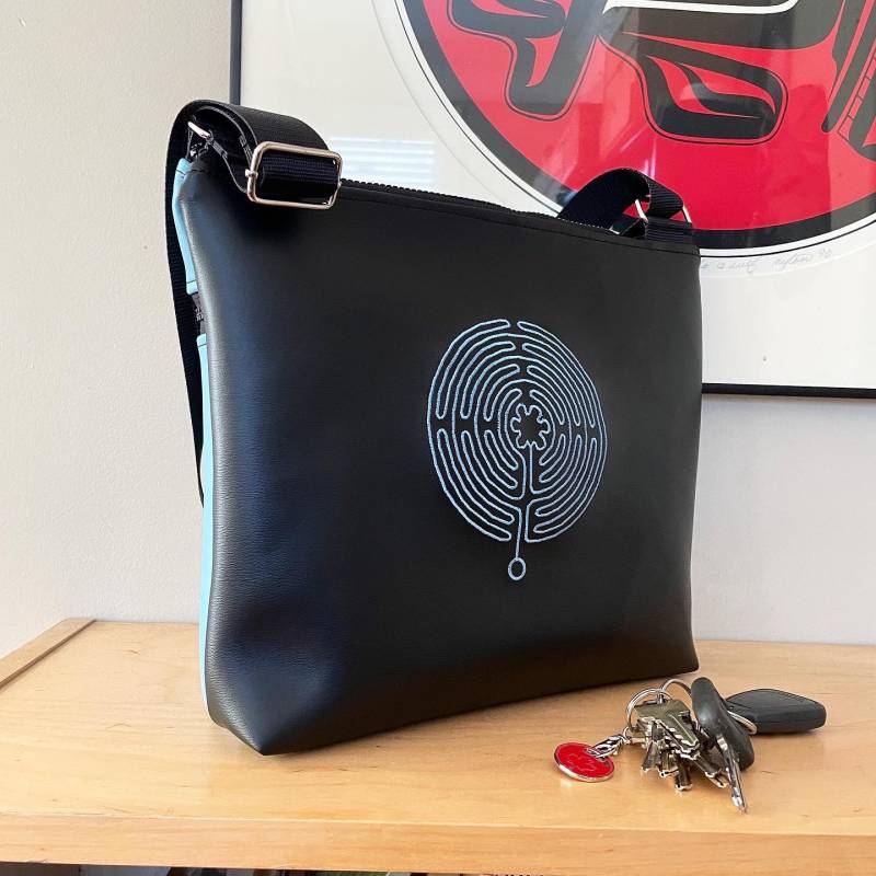 Labyrinth Everyday Flat Bottom Cross Body Bag - Auf Bestellung Gefertigt Labyrinth Everyday Flat Bottom Cross Body Bag - Auf Bestellung Gefertigt von freelion