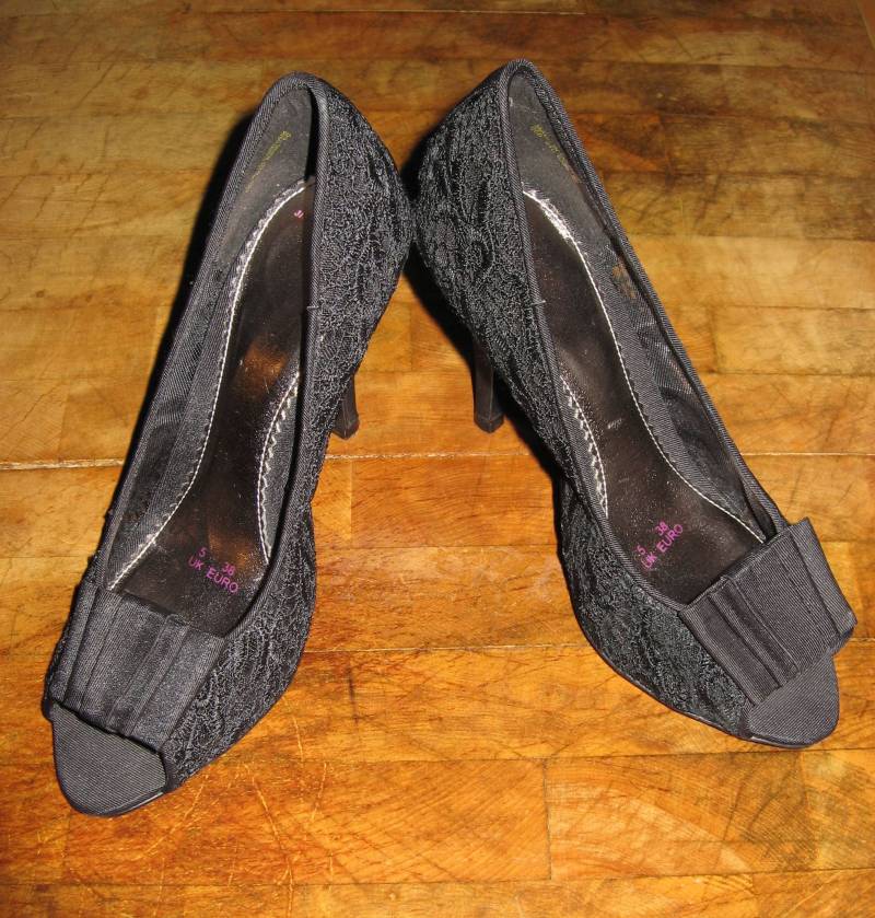 Ein Großartiges Paar "Jasper Conran" Schwarze Spitze 10 cm Absatz Schuhe Mit Peep Toes & Schleifenverzierungen ~ Pre Worn Ausgezeichneter Zustand von frenchfoundtreasures