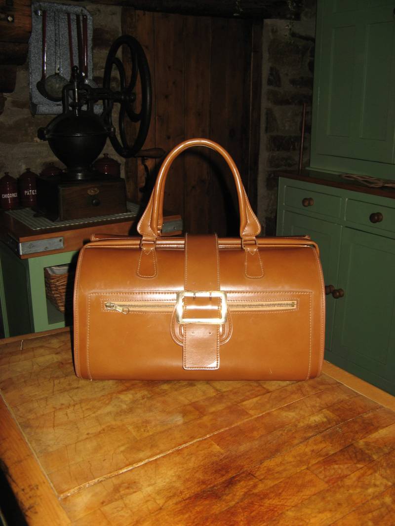 Eine Große Vintage Französisch Tan Gladstone Tasche/Overnight Weekend Bag ~ 1970Er Jahre von frenchfoundtreasures