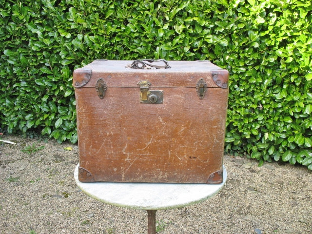 Eine Schöne Vintage Reise/steamer Trunk Frühen 1900Er Jahren Canvas Bedeckt Makers Messing Plakette Federgewicht Im Einzelhandel Von Peter von frenchfoundtreasures