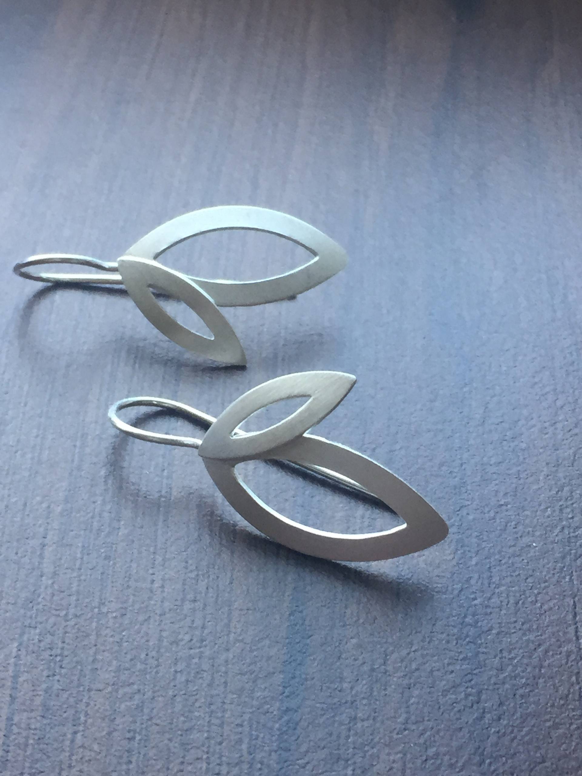 Blätter Spiel Durchbrochen Ohrhänger Aus Echt Silber Beweglich von frenkler