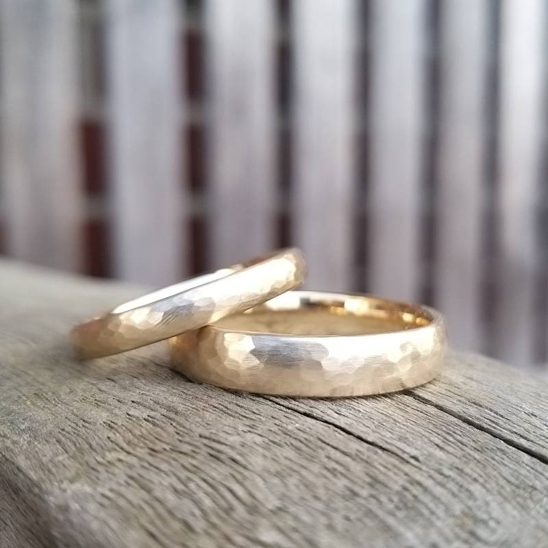 R12 Fein & Hammerschlag - Eheringe Set Gold Oval Gerundet, Matt, Zarter Hammerschlag, Trauringe in Roségold 585 von freuware