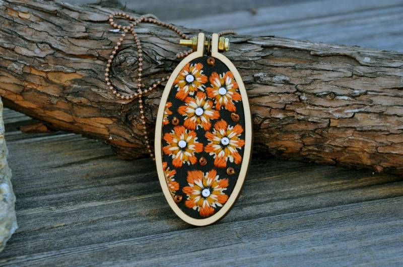 Floating Flowers Stickerei Halskette Floating Flowers Stickerei Halskette von fricdementol