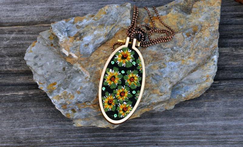Schwebende Blumen Stickerei Kette Schwebende Blumen Stickerei Kette von fricdementol