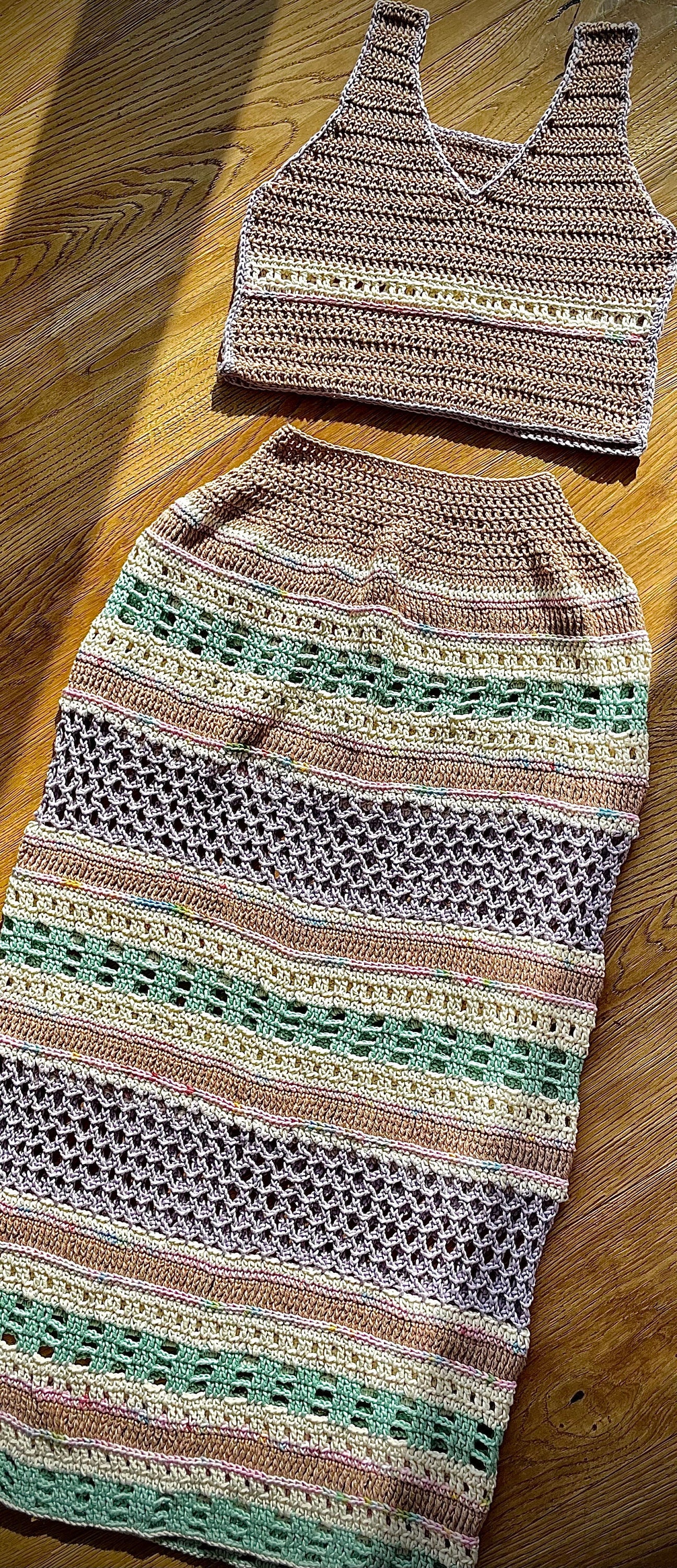 Sommerliche Häkel-Kombination Aus Top Und Rock, Bunt, Boho Sommerliche Häkel-Kombination Aus Top Und Rock, Bunt, Boho von friedensstern