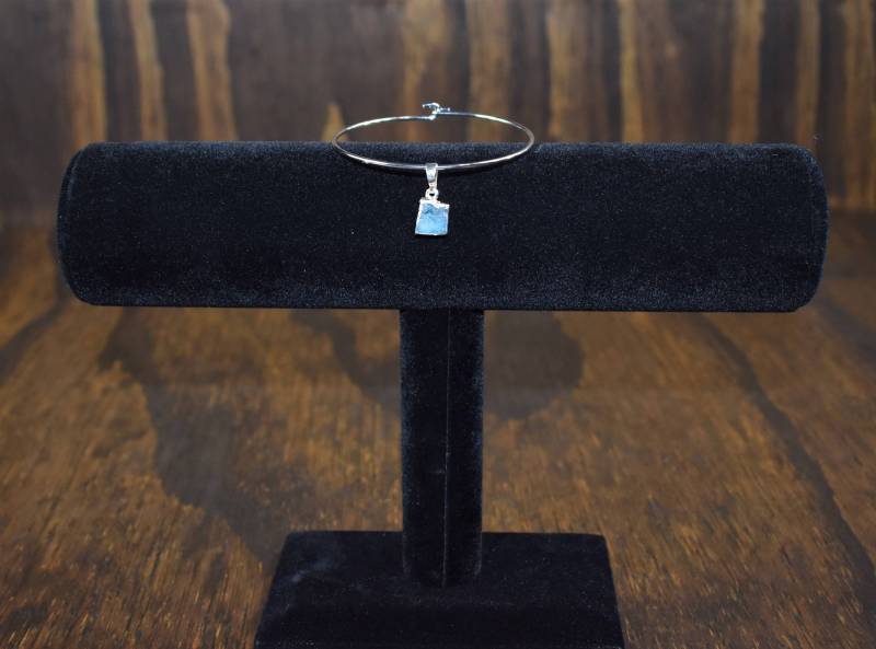 Silber Armreif Mit Blauen Rock Charme Silber Armreif Mit Blauen Rock Charme von frillsNlaceDesign