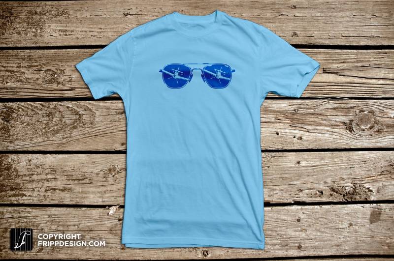 Sale - Aviators P-51 Kampfflugzeug-Angriff Reflexion in Sonnenbrillen T-Shirt Aus Bio-Baumwolle von frippdesign