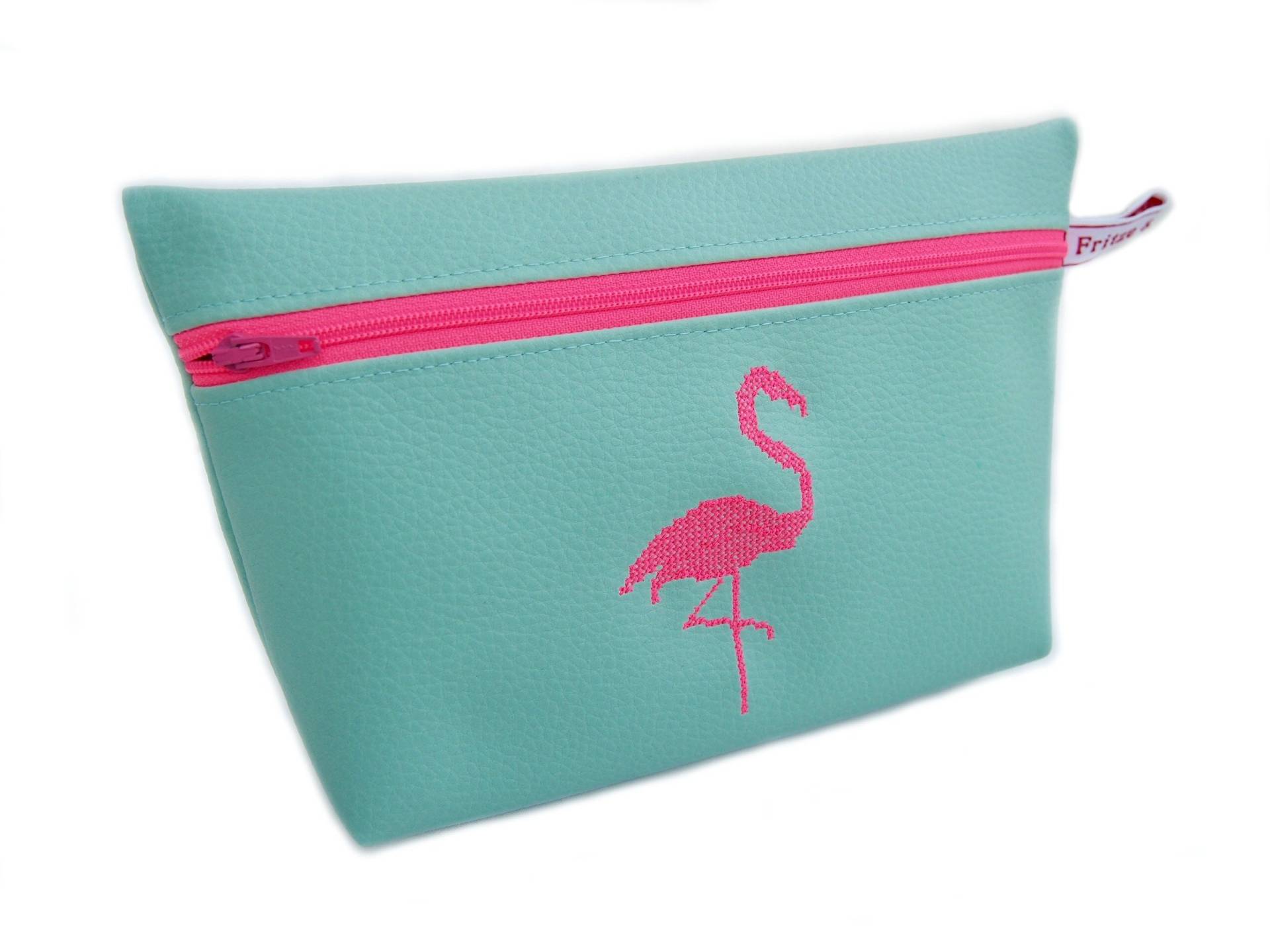 Schminktäschchen Aus Türkisgrünem Kunstleder Mit Flamingo Stickerei in Neonpink Schminktäschchen Aus Türkisgrünem Kunstleder Mit Flamingo Stickerei in Neonpink von fritzeundkerlchen