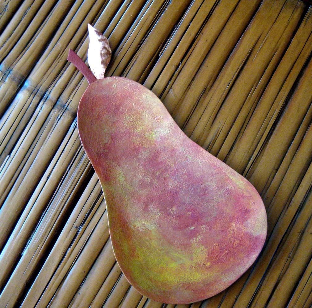 Upcycling Metal Pear Schmucktablett Handbemaltes Kupferblatt Dekor Upcycling Metal Pear Schmucktablett Handbemaltes Kupferblatt Dekor von frivoloustendencies
