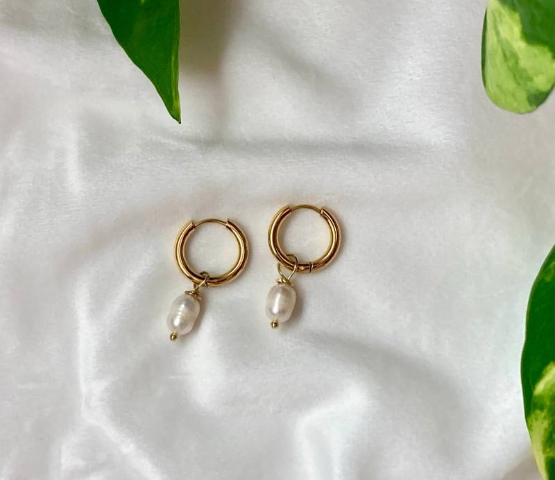 Golden Droplets - Edelstahl Hoop Ohrringe Mit Süßwasser Perle Handgefertigte Und Allergikerfreundliche Golden Droplets - Edelstahl Hoop Ohrringe Mit Süßwasser Perle Handgefertigte Und Allergikerfreundliche von frockworks