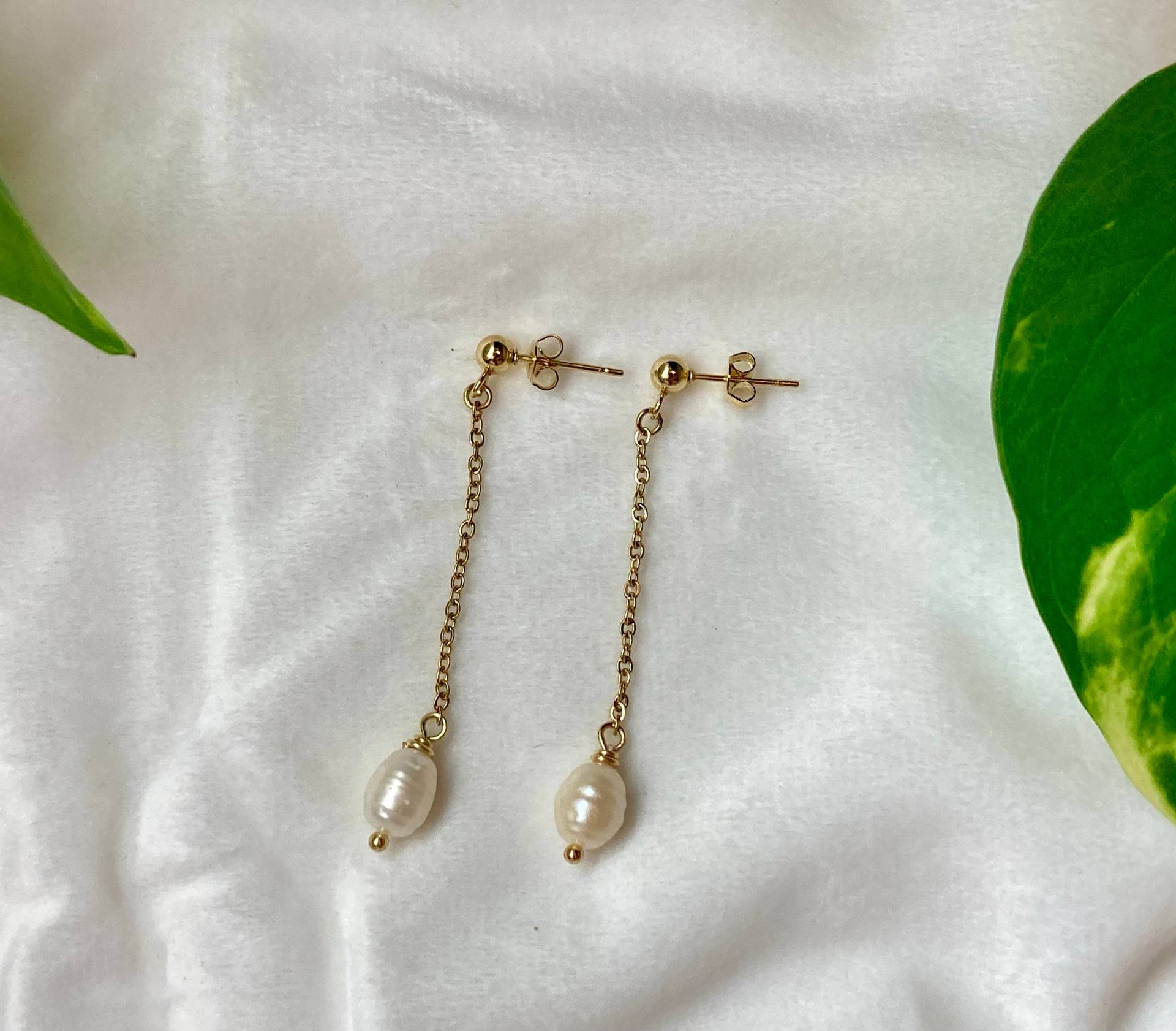 Wrecking Balls - Goldene Edelstahl Ohrringe Mit Hängender Süßwasserperle Handgefertigte Und Allergikerfreundliche Ohrringe- Minimalistisch Wrecking Balls - Goldene Edelstahl Ohrringe Mit Hängender Süßwasserperle Handgefertigte Und Allergikerfreundliche Ohrringe- Minimalistisch von frockworks