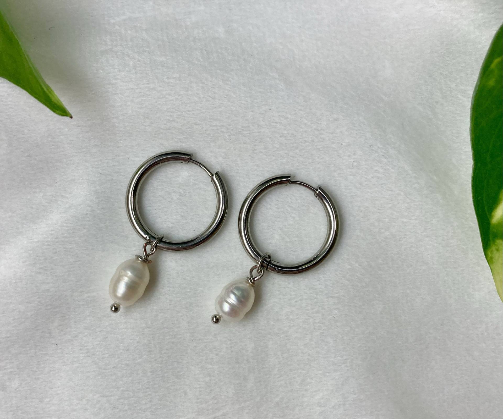 Silver Droplets - Edelstahl Hoop Ohrringe Mit Süßwasser Perle Handgefertigte Allergikerfreundliche Silver Droplets - Edelstahl Hoop Ohrringe Mit Süßwasser Perle Handgefertigte Allergikerfreundliche von frockworks