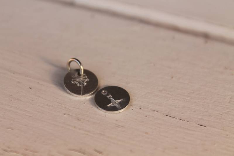 Anhänger 10 Mm Mit Wunschbuchstabe/Zeichen Symbol Pusteblume Stamping Aluminium Anhänger 10 Mm Mit Wunschbuchstabe/Zeichen Symbol Pusteblume Stamping Aluminium von frogschmuckdesign