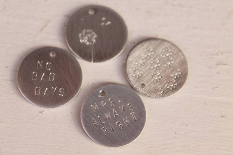 Anhänger 18 Mm Mit Wunschname/Wunschtext Stamping Aluminium Anhänger 18 Mm Mit Wunschname/Wunschtext Stamping Aluminium von frogschmuckdesign
