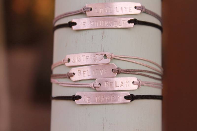 Armband Mit Wunschname/Wunschtext Stamping Aluminium Makramee Spruch Armband Mit Wunschname/Wunschtext Stamping Aluminium Makramee Spruch von frogschmuckdesign