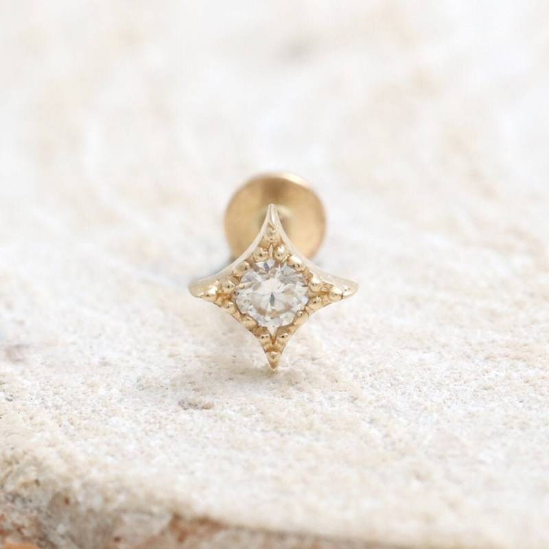 14K 18K Solid Gold Cz, Moissanit, Lab Oder Diamant Tiny Rhombus Stud Knorpel Tragus Helix Conch Intern Gefädeltes Labret Ohr-Piercing von fromJDesign