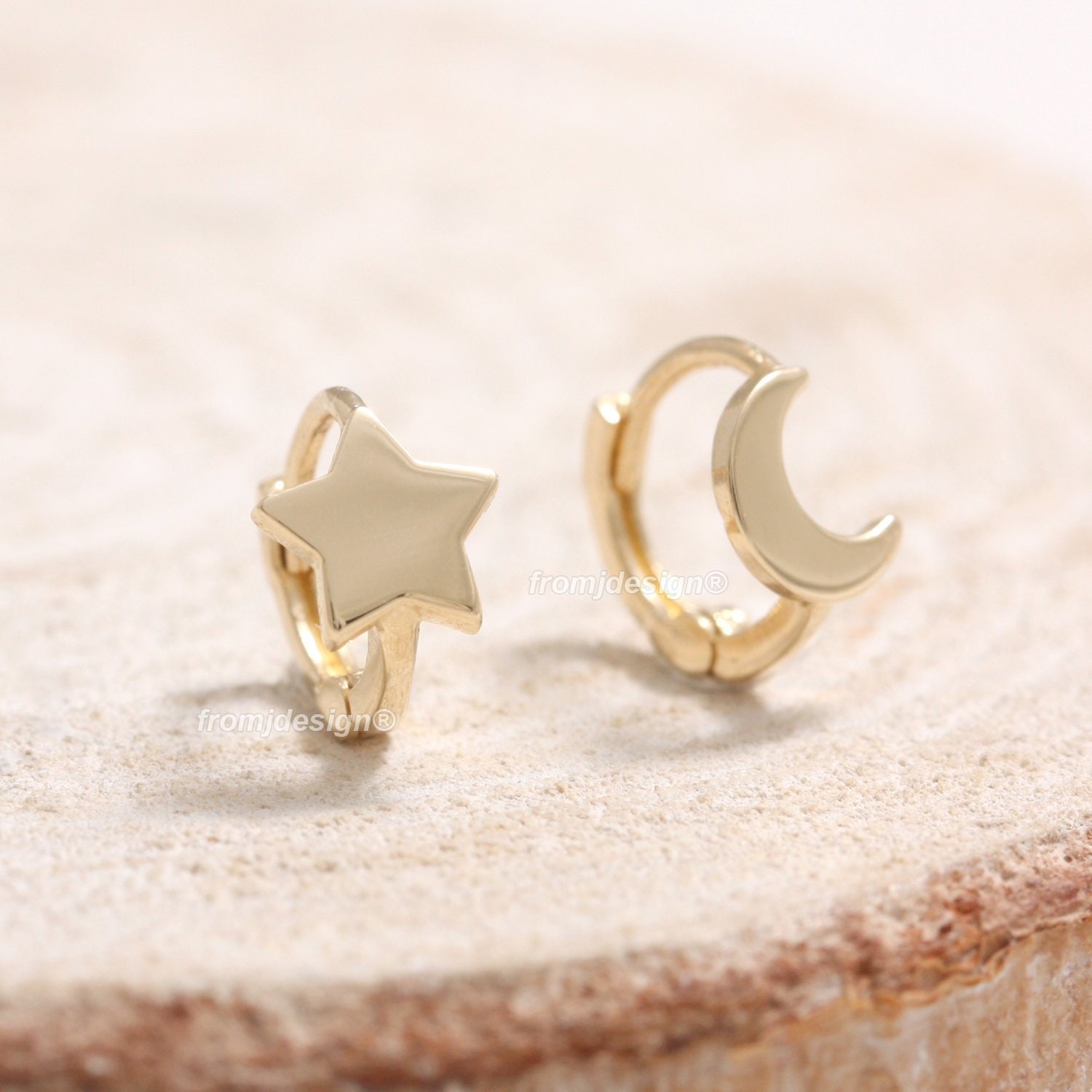 14K 18K Solid Gold Kleiner Stern Und Halbmond Huggie Hoop Ohrring, Knorpel Outer Conch Ohrring - 1 Paar von fromJDesign