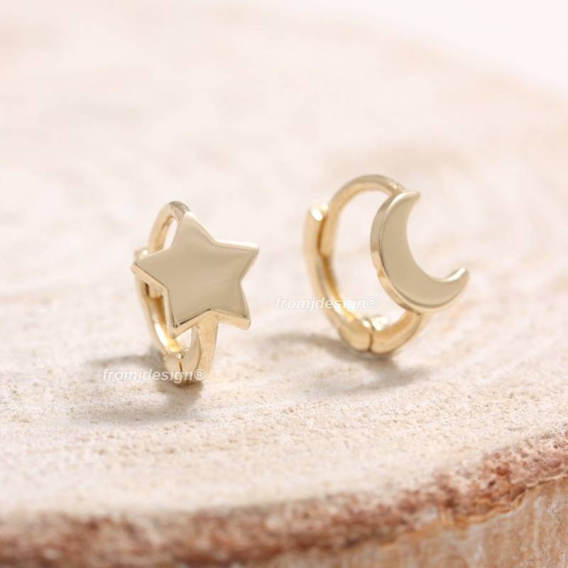 14K 18K Solid Gold Kleiner Stern Und Halbmond Huggie Hoop Ohrring, Knorpel Outer Conch Ohrring - 1 Paar von fromJDesign