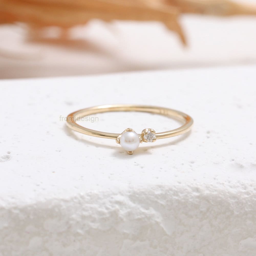 14K 18K Solid Gold Winziger Echter Diamant Akzent Mit 3mm Süßwasserperle Dünner Bandring von fromJDesign
