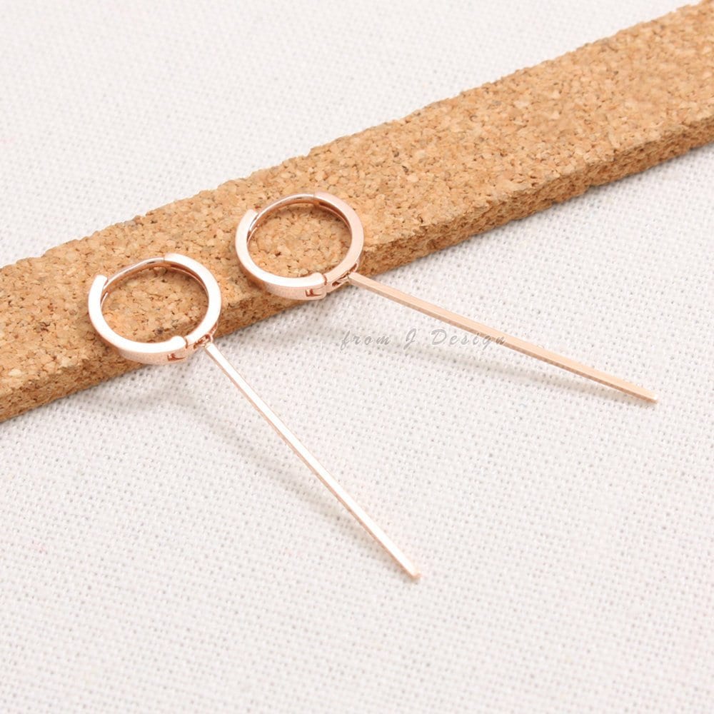 14K Solid Gold Glänzend Poliert Minimalist Dünne Lange Slim Stick Linie Baumelnden Tropfen Huggie Hoop Ohrringe - 1 Paar von fromJDesign