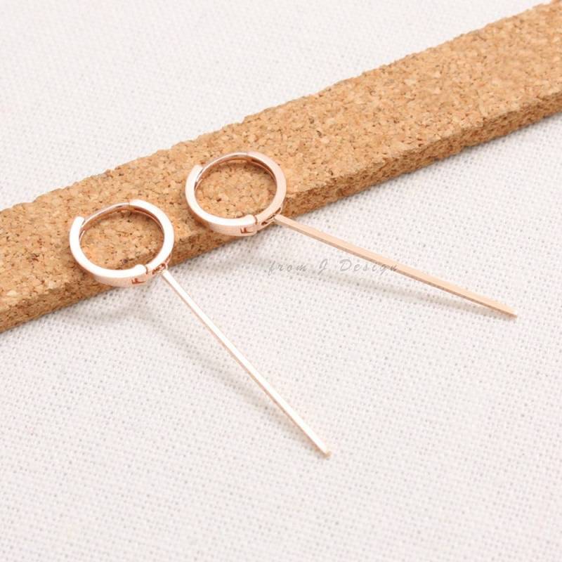 14K Solid Gold Glänzend Poliert Minimalist Dünne Lange Slim Stick Linie Baumelnden Tropfen Huggie Hoop Ohrringe - 1 Paar von fromJDesign