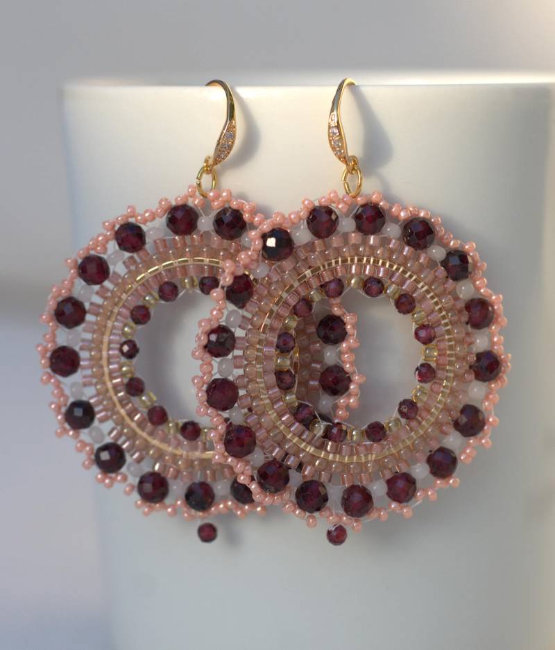Boho Ohrringe Rund Glasperlen Granat Handgemacht Schmuck Elegante Rosé Weiß Rosa Rot Geschenkidee Frauen Ball Feier Einzigartig Herbst von fromMaLena