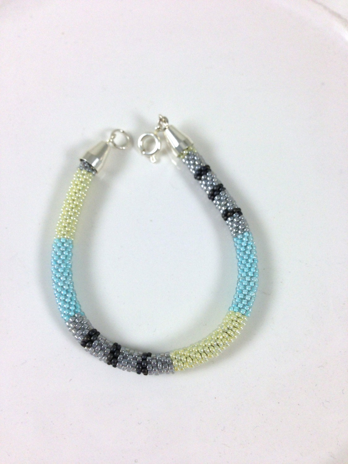 Azurblau | Himmelblau, Hellgelb, Hellgrau Und Mattgrau Gehäkeltes Armband Azurblau | Himmelblau, Hellgelb, Hellgrau Und Mattgrau Gehäkeltes Armband von frompgwithlove