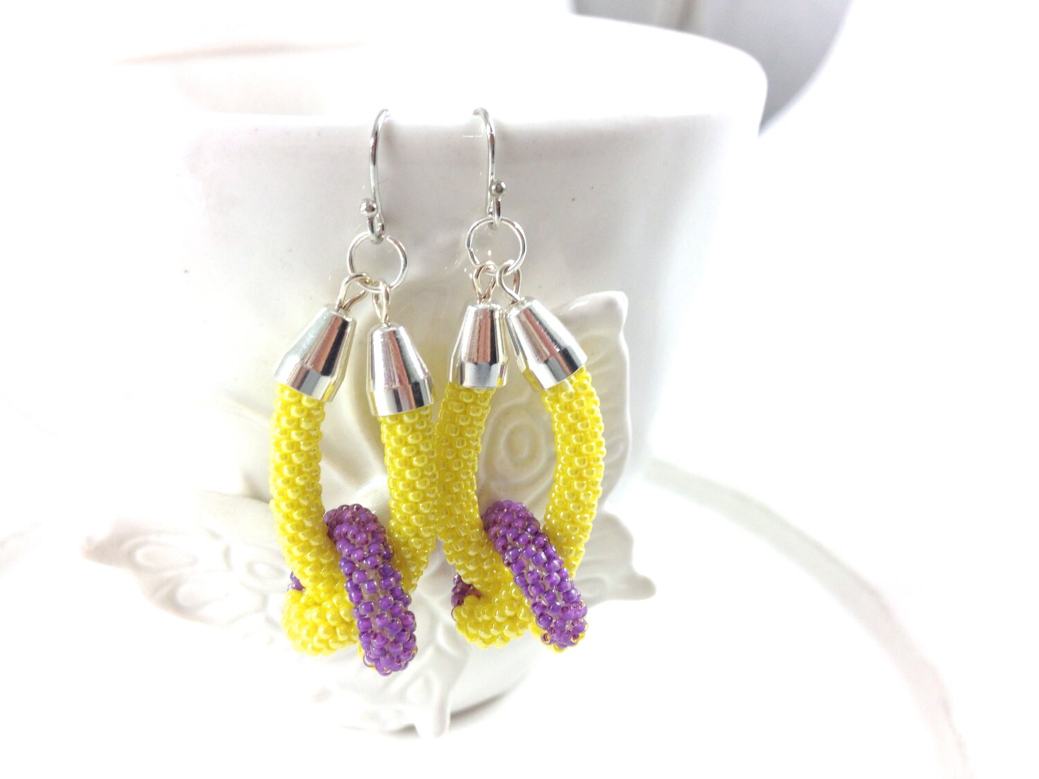 Gehäkelte Perlenohrringe | Knoten An Schleife in Lila | Violett & Gelb Gehäkelte Perlenohrringe | Knoten An Schleife in Lila | Violett & Gelb von frompgwithlove