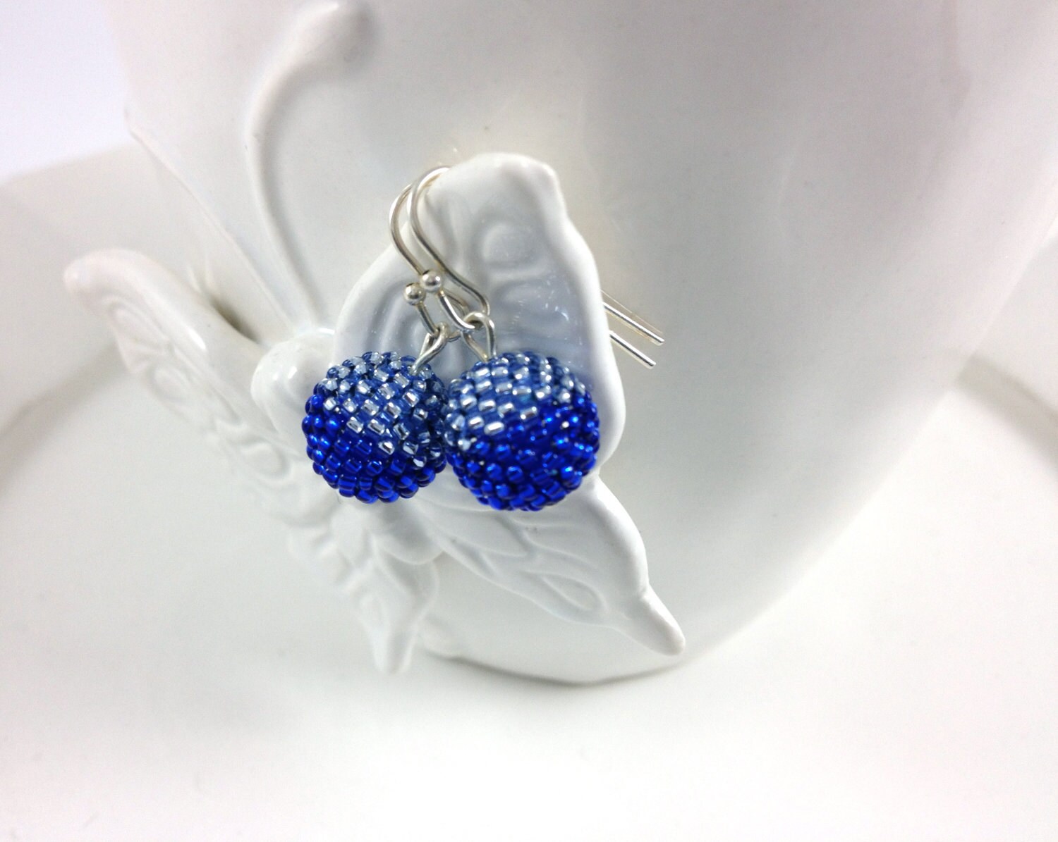 Perlen Königsblau Und Silber Light Sapphire Zweifarbige Ohrhänger Perlen Königsblau Und Silber Light Sapphire Zweifarbige Ohrhänger von frompgwithlove