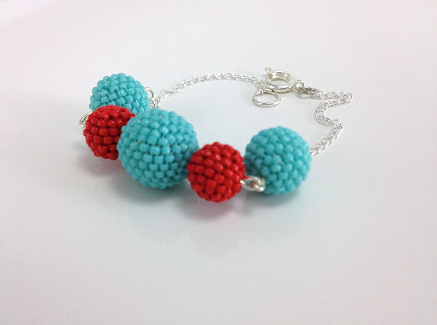 Türkis & Chili Red Perlen Perlenarmband Türkis & Chili Red Perlen Perlenarmband von frompgwithlove
