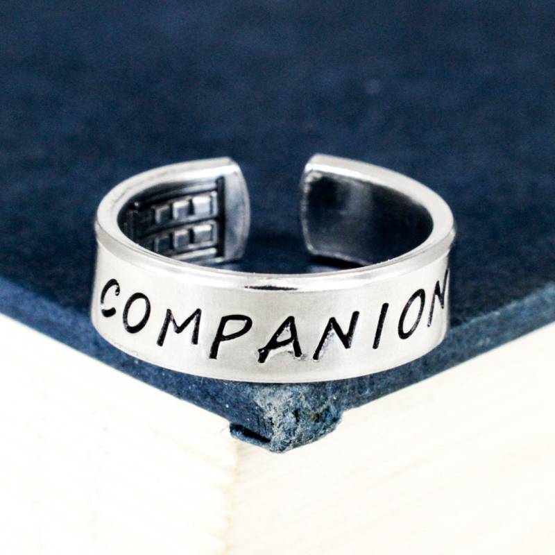 Begleiter Tardis Ring Hand Gestempelt Aluminium Band Begleiter Tardis Ring Hand Gestempelt Aluminium Band von fromtheinternet