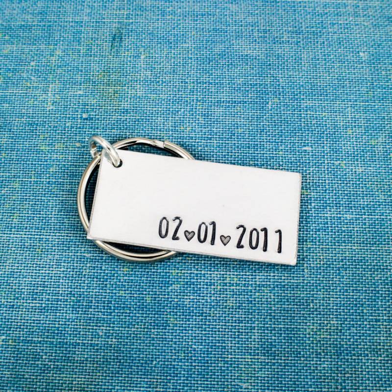 Benutzerdefinierte Jahrestag Datum Schlüsselbund Hand Gestempelt Aluminium Paare Geschenk Benutzerdefinierte Jahrestag Datum Schlüsselbund Hand Gestempelt Aluminium Paare Geschenk von fromtheinternet