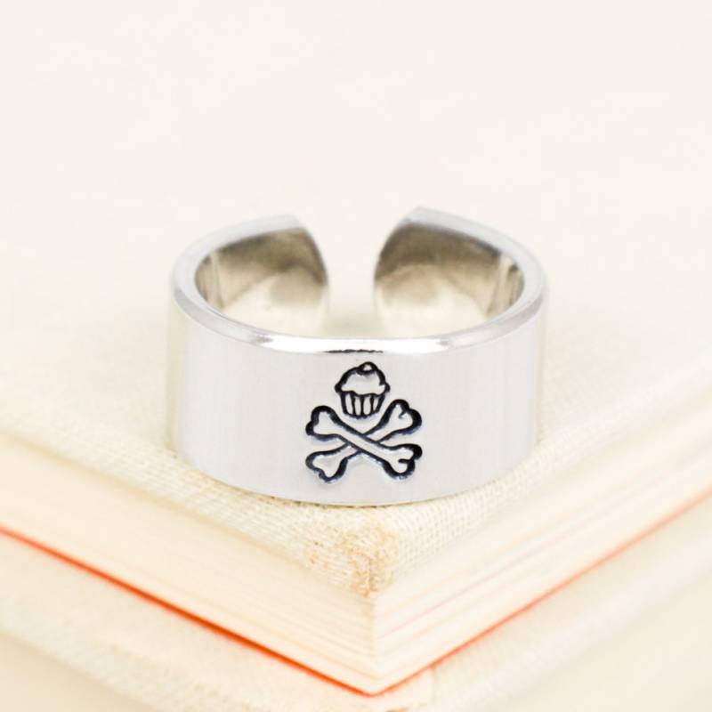 Cupcake Und Crossbones Schmuck, Bäcker Schmuck von fromtheinternet