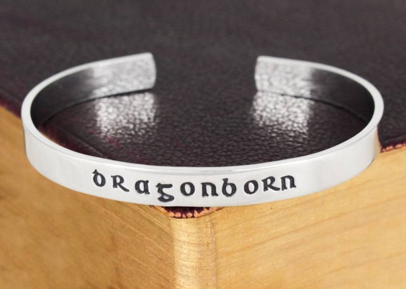 Dragonborn Aluminium Armreif Handgestempelter, Anpassbarer Schmuck von fromtheinternet