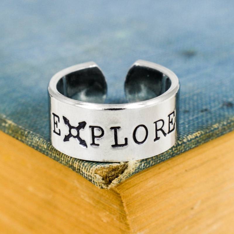 Erkunden Sie Ring, Kompass, Wandern, Reisen, Outdoor Erkunden Sie Ring, Kompass, Wandern, Reisen, Outdoor von fromtheinternet