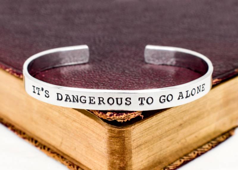 Es Ist Gefährlich, Alleine Zu Gehen Armband, Retro Videospiele, Gamer Geschenk, Geschenke Für Gamer, Videospiel Schmuck von fromtheinternet