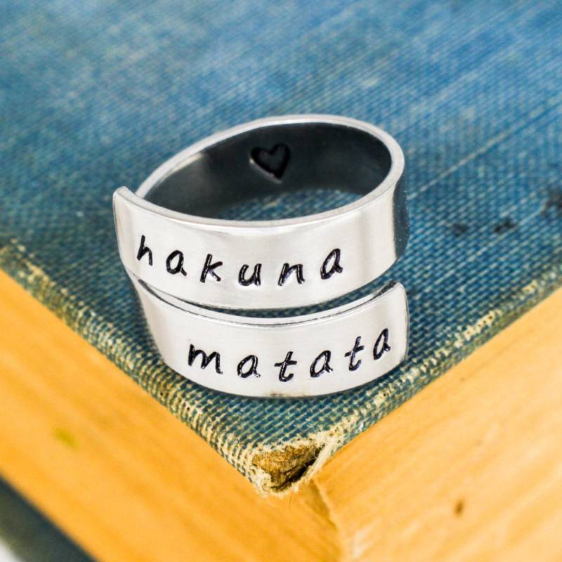 Hakuna Matata Ring Aluminium Wickelring Mit Herz Gestempelt von fromtheinternet