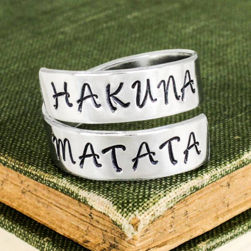 Hakuna Matata Ring - Verstellbarer Drehring Aus Aluminium von fromtheinternet