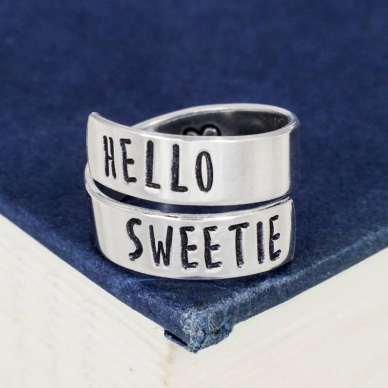 Hallo Schätzchen Aluminium Wickelring - Handgestempelter Drehring von fromtheinternet