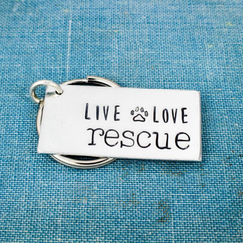 Handgemachter "Live Love Rettung' Aluminium Schlüsselanhänger Tierrettung Geschenk von fromtheinternet