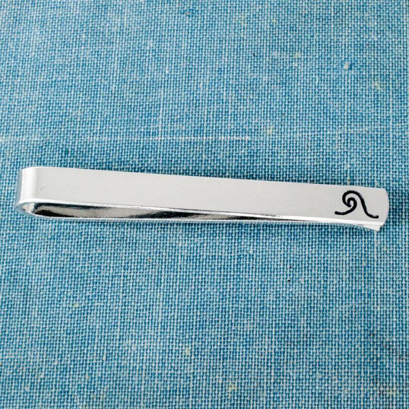 Handgestempelte Wellen-Krawattenklammer Surfergeschenk von fromtheinternet