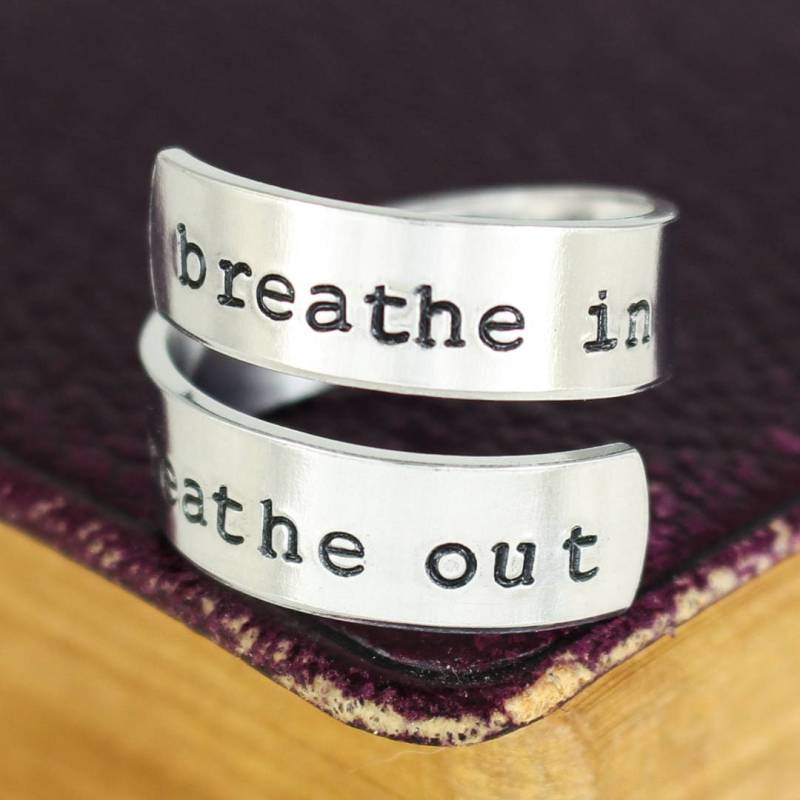 Handgestempelter Aluminiumwickelring Einatmen, Ausatmen, Lotusblume von fromtheinternet