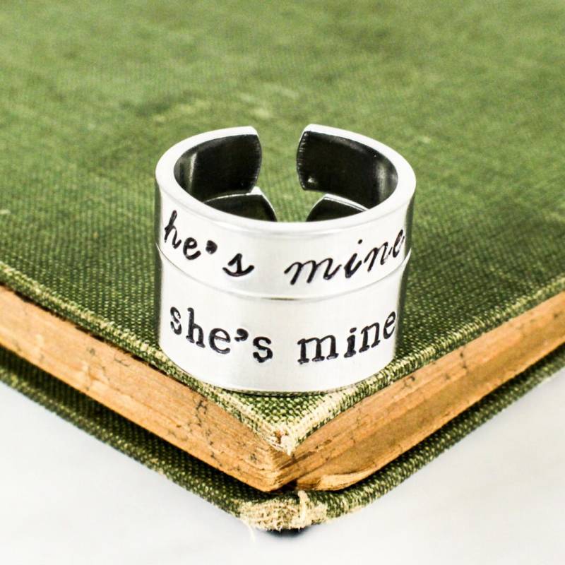 Handgestempeltes Aluminium-Paare-Ring-Set Sie Gehört Mir, Er Mir von fromtheinternet