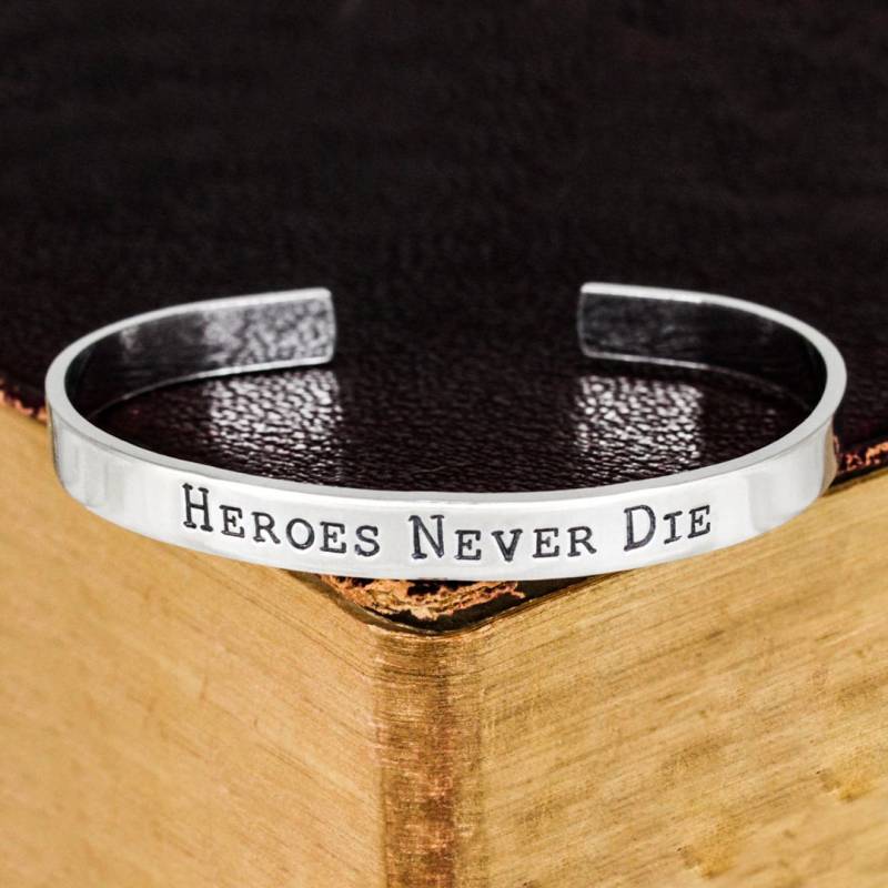 Heroes Never Die Armband von fromtheinternet
