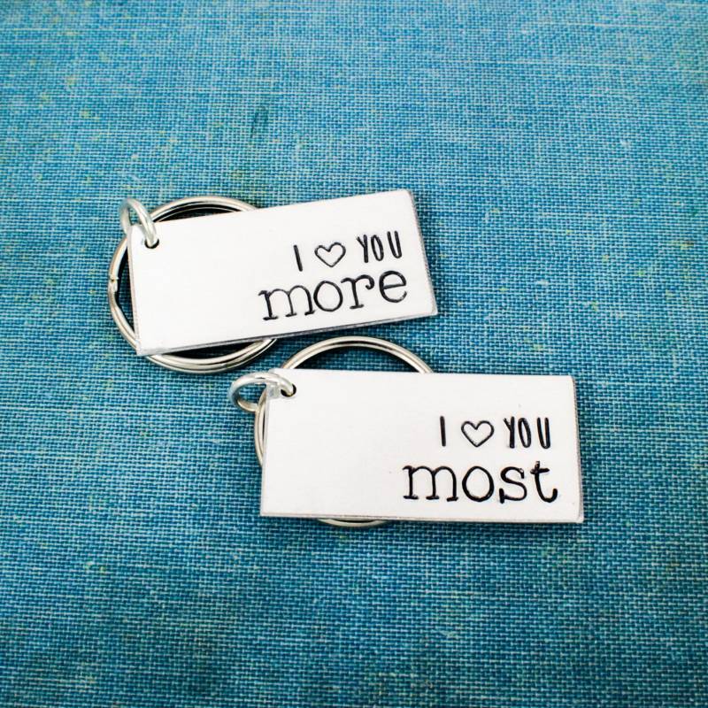 Ich Liebe Dich Mehr/Am Meisten Schlüsselbund Set Hand Gestempelt Aluminium Paare Geschenk von fromtheinternet