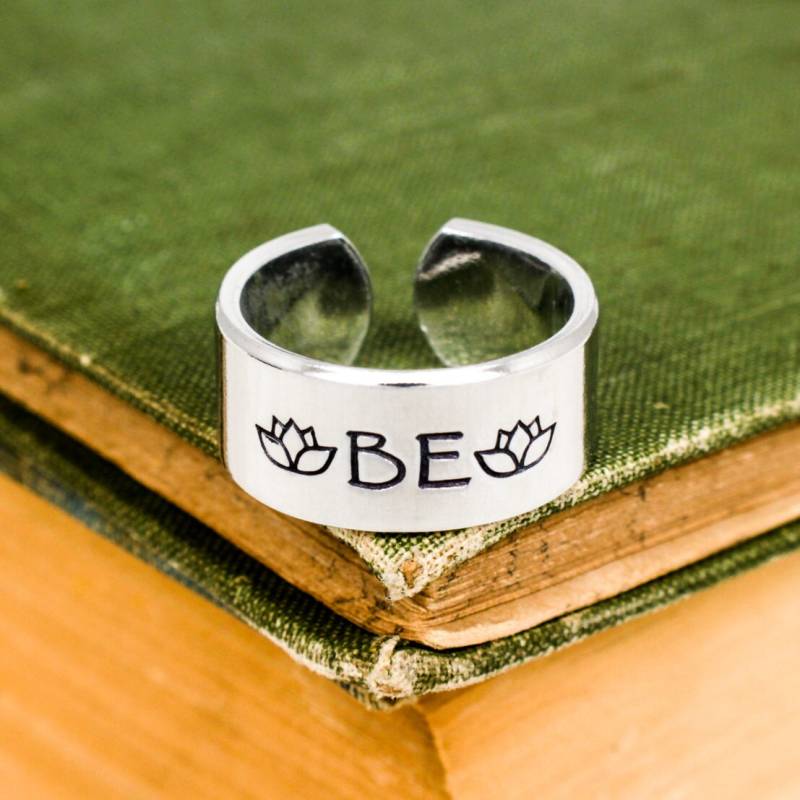Just "Be" Verstellbarer Aluminium Ring, Yoga Schmuck, Positivität, Lotus Ring Just "Be" Verstellbarer Aluminium Ring, Yoga Schmuck, Positivität, Lotus Ring von fromtheinternet