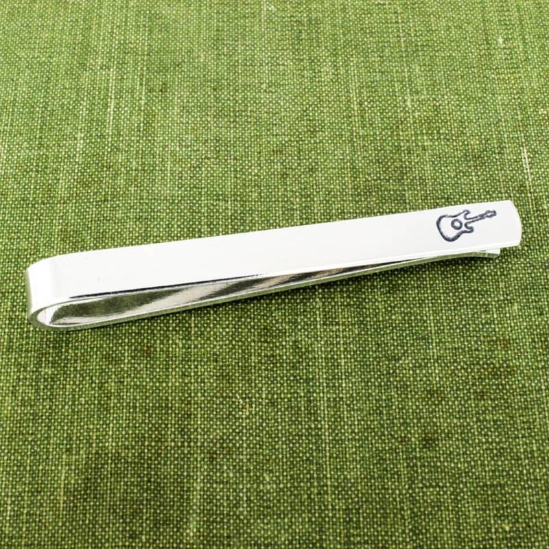 Krawattenklammer Gitarre Handgestempeltes Aluminium, Musiker Geschenk von fromtheinternet