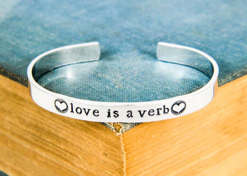 Liebe Ist Ein Verb Armband, Gute Stimmung, Glücklicher Schmuck, Verstellbares Aluminiumarmband von fromtheinternet