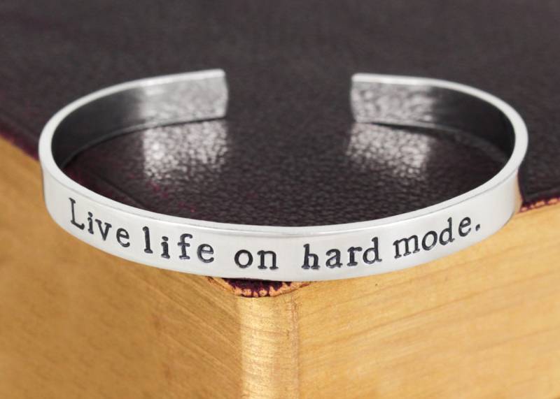 Live Life On Hard Mode Armband Handgestempeltes Aluminium Gamer Geschenk von fromtheinternet