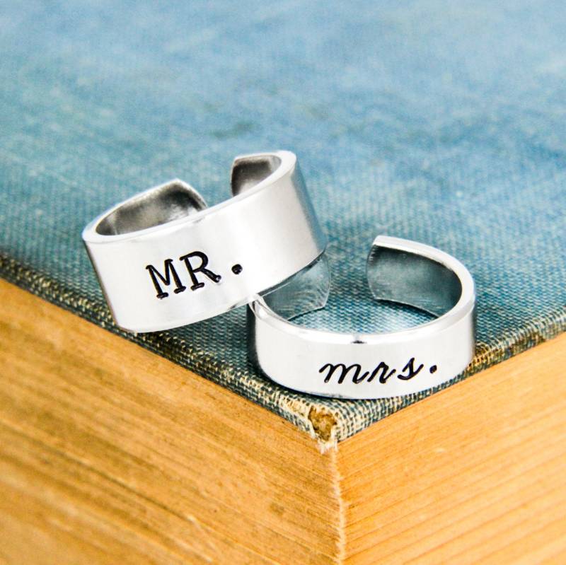 Mr. & Mrs. Aluminium Ring Set - Handgestempelte Paare Ringe von fromtheinternet